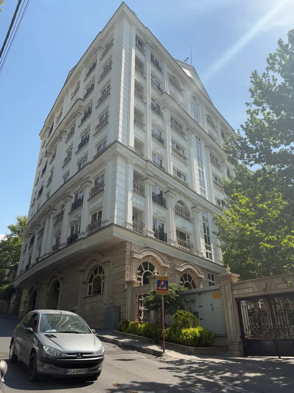 انوشا یک نیاوران